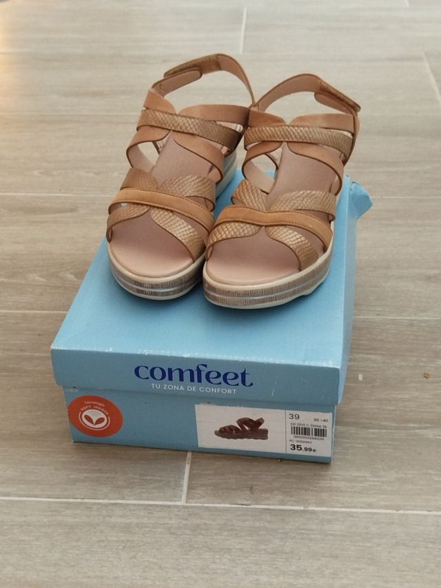 I nuovi sandali Comfeet vengono consegnati anche a Barna.