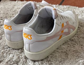 Zapatillas Asics blancas y rosas