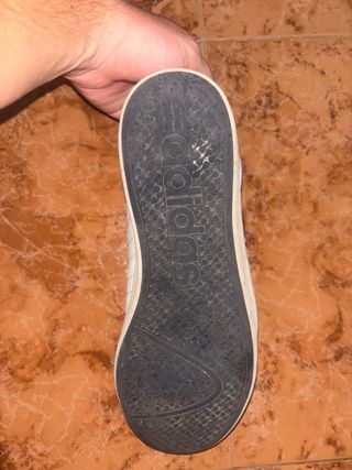 Zapatillas Adidas blancas y rojas