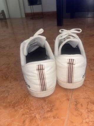Zapatillas Adidas blancas y rojas