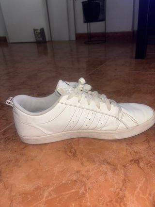 Zapatillas Adidas blancas y rojas