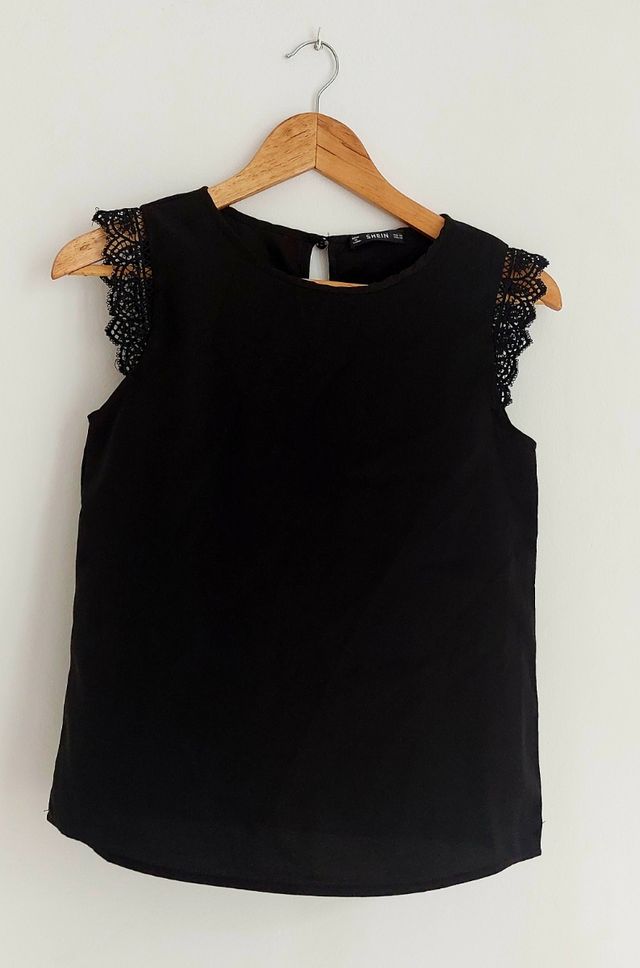 Blusa negra SHEIN encaje