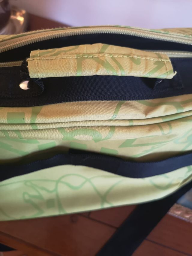 Beauty case molto capiente, con vari scomparti.