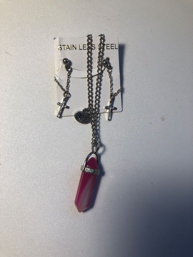 Collar rosa y pendientes cruz