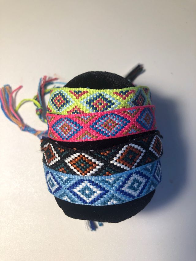Pulseras tejidas multicolor