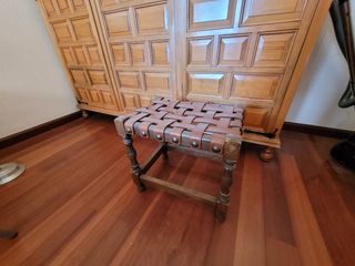 Taburete de cuero marrón