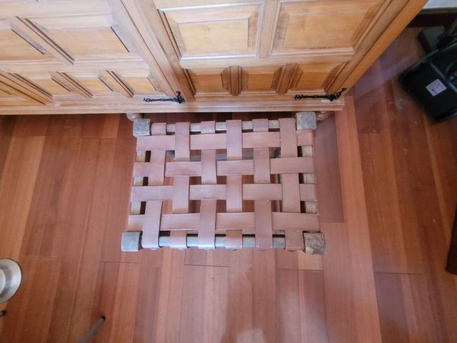 Taburete de cuero marrón