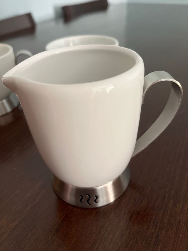 Set di tazze in porcellana bianca