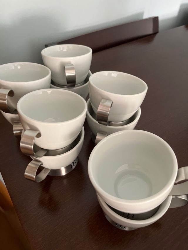 Set di tazze in porcellana bianca