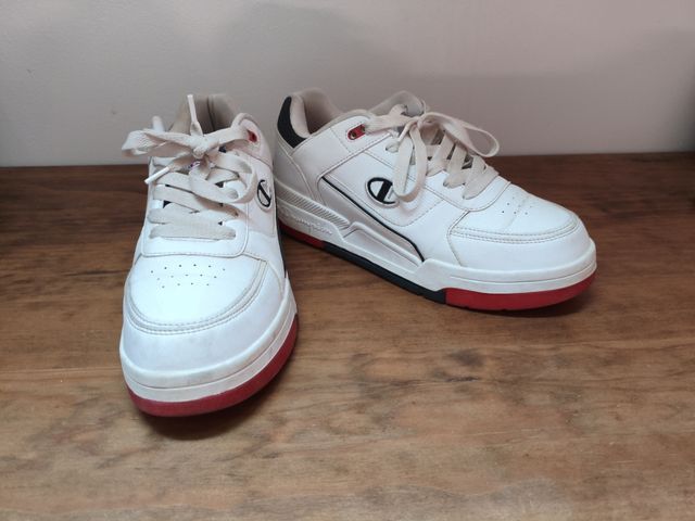Zapatillas Champion rojas y blancas