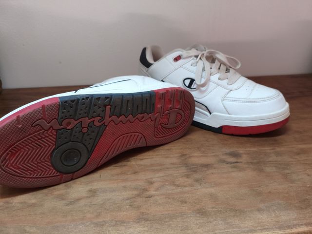 Zapatillas Champion rojas y blancas