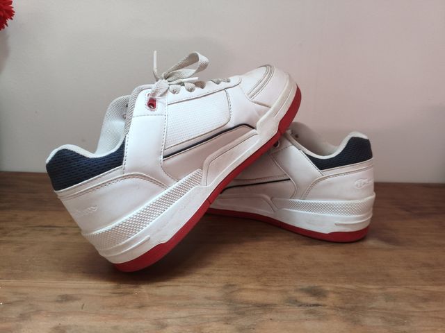 Zapatillas Champion rojas y blancas