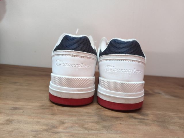 Zapatillas Champion rojas y blancas
