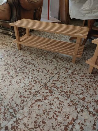 Zapatero de madera marrón