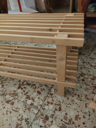 Zapatero de madera marrón