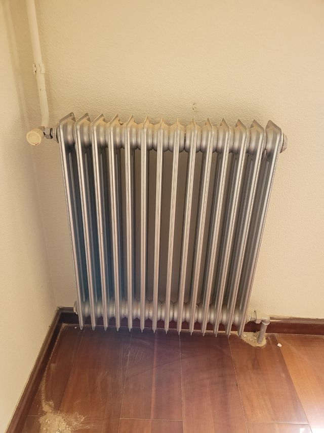 Radiador antiguo metálico plateado