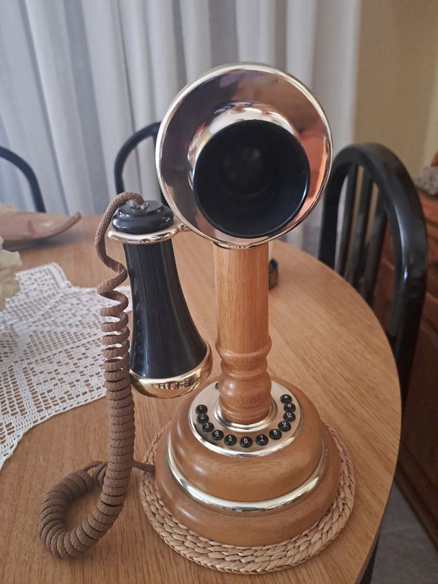 Teléfono antiguo de imitación madera