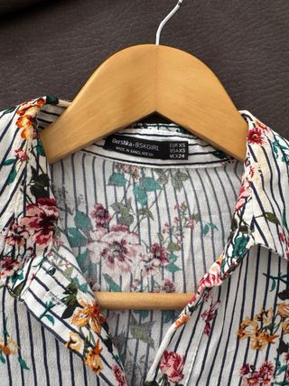 Camisa Bershka XS - Rayas & Flores