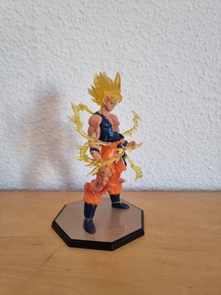 Goku Super Saiyan 20 cm aprox aura eléctrica