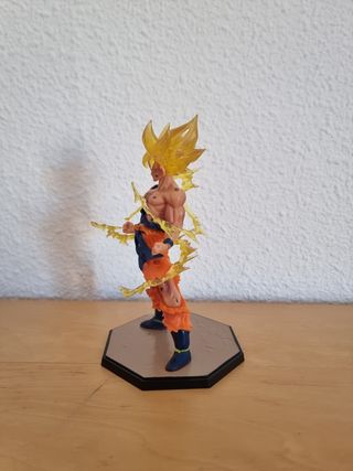 Goku Super Saiyan 20 cm aprox aura eléctrica