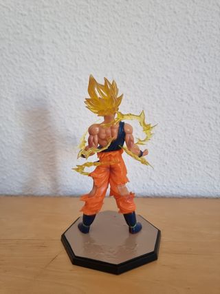 Goku Super Saiyan 20 cm aprox aura eléctrica