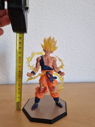 Goku Super Saiyan 20 cm aprox aura eléctrica