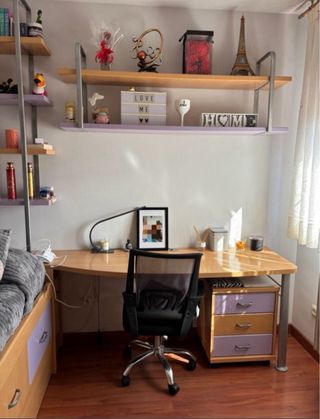 Habitación juvenil: cama, escritorio, estanterías