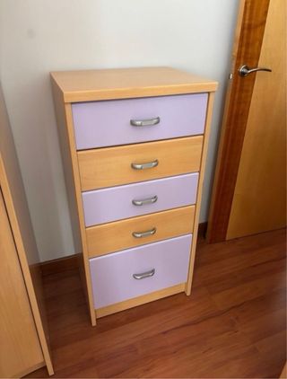 Habitación juvenil: cama, escritorio, estanterías