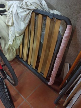 Cabecero, mesita noche y somier de  madera 90x190