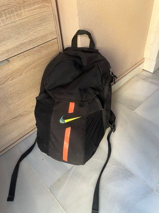 Mochila Nike negra y naranja
