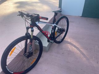 Bicicleta montaña carbono en muy buen estado 