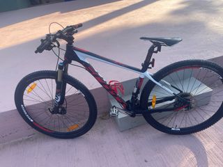 Bicicleta montaña carbono en muy buen estado 