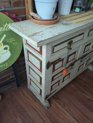 Mueble antiguo de madera para restaurar