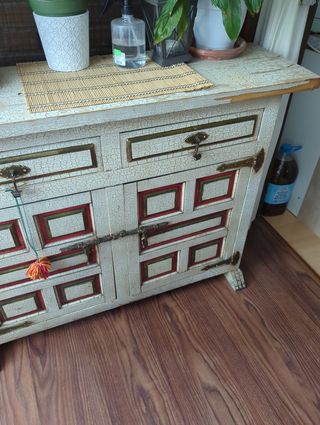 Mueble antiguo de madera para restaurar