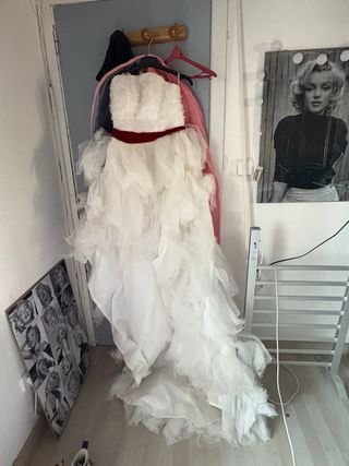 Vestido novia blanco y rojo
asimetrico