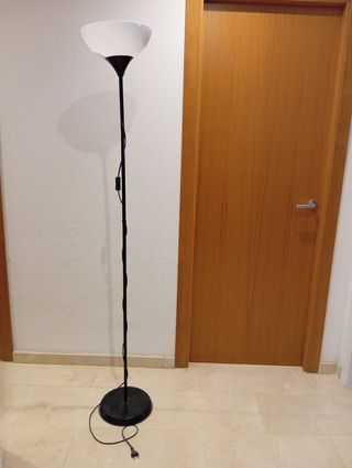 Lámpara pie IKEA - negra y blanca