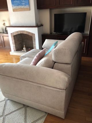 Sofá beige, recién estrenado, 2 plazas