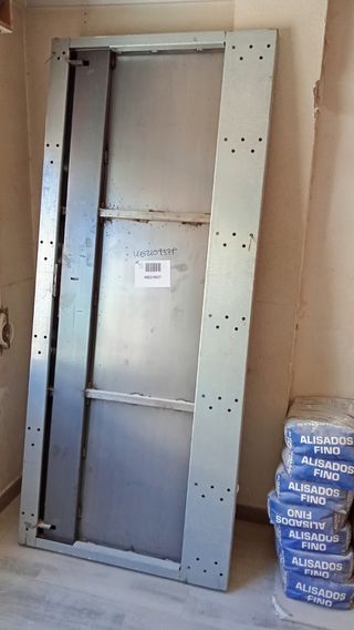 Puerta metálica de seguridad preventiva ocupación