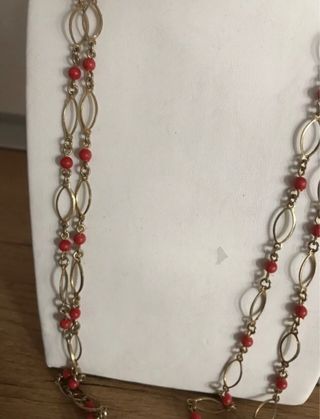 Collar  largo de con cuentas rojas