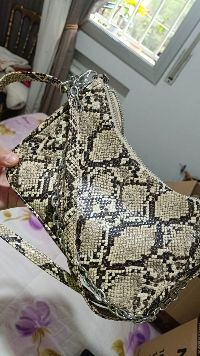 Bolso Bershka serpiente sin uso