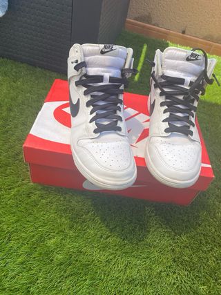 Nike Dunk High - Blancas y Negras