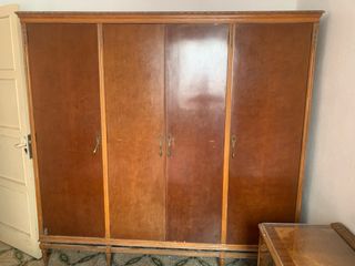 Armadi antichi in legno per una camera da letto