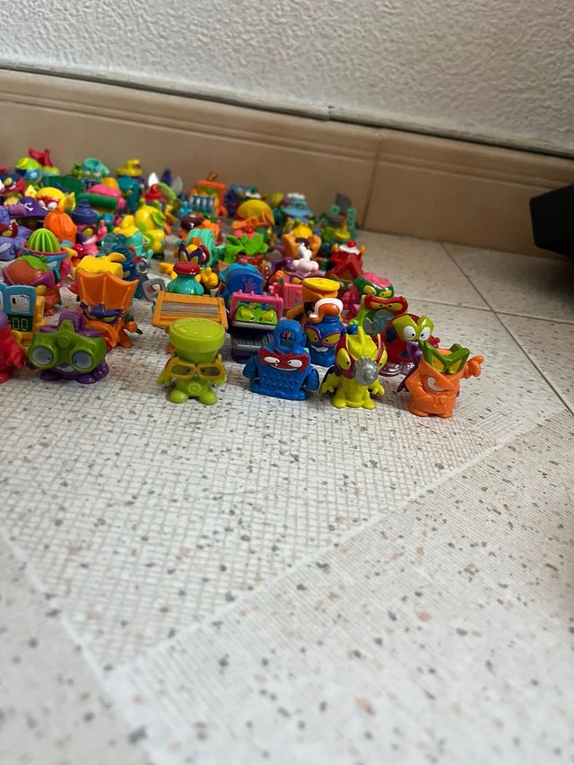 lote superthings.Incluye 100 figuras .