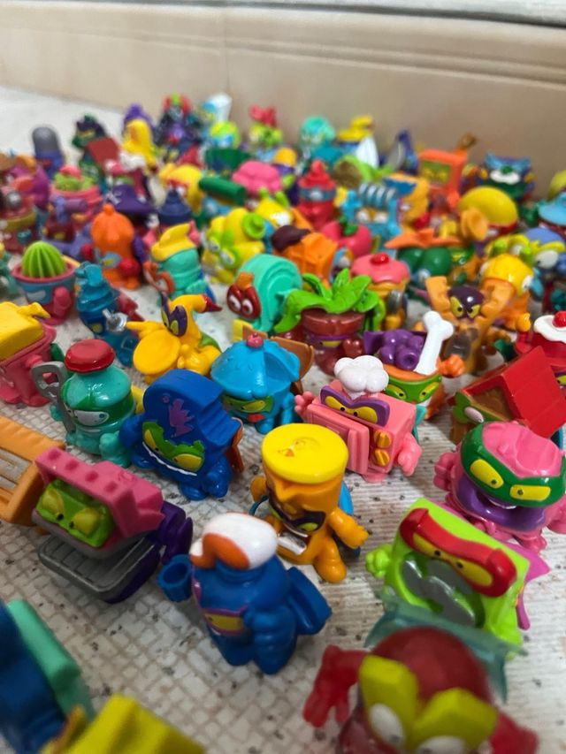 lote superthings.Incluye 100 figuras .