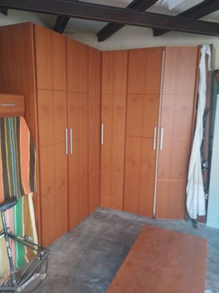 Mobile ad angolo in legno marrone