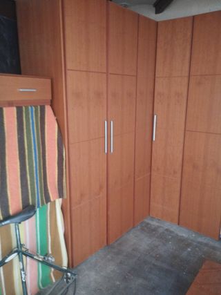 Mobile ad angolo in legno marrone