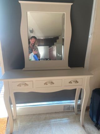 Mueble entradita o tocador beige con espejo