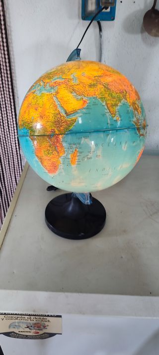 Globo terráqueo con luz | Lámpara