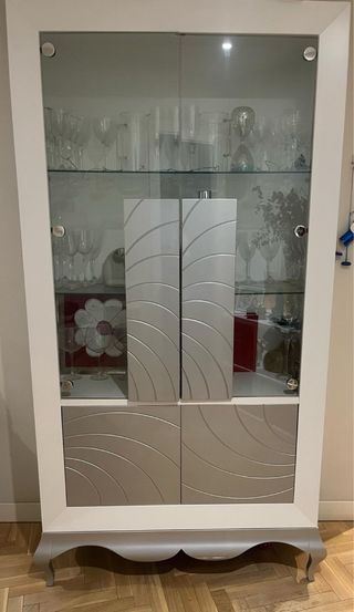 Vitrina moderna blanco plata