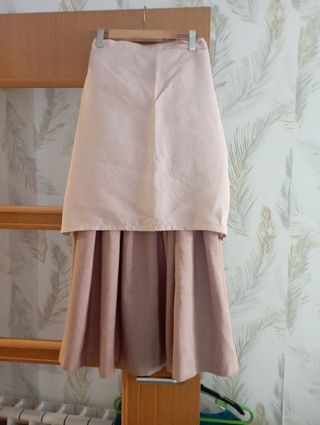 Traje medieval compuesto de falda blusa y delantal